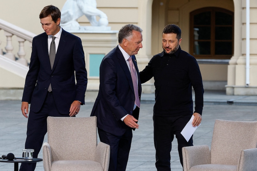 Il presidente ucraino Volodymyr Zelenskiy, l'inviato speciale statunitense Steve Witkoff e Jared Kushner, genero del presidente degli Stati Uniti Donald Trump, arrivano a Kiev. (REUTERS)