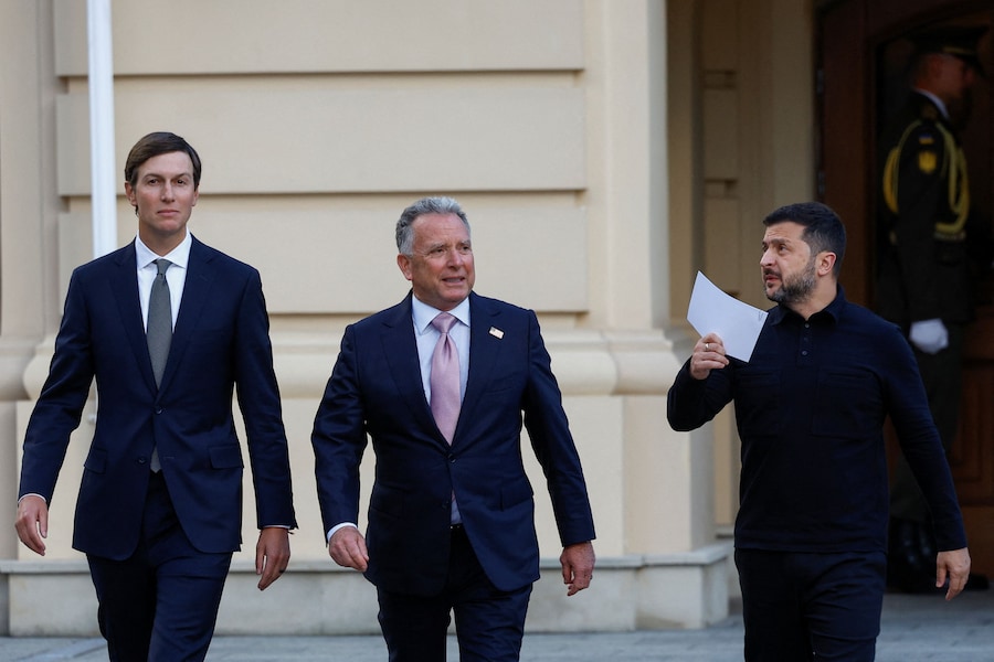 Il presidente ucraino Volodymyr Zelenskiy, l'inviato speciale statunitense Steve Witkoff e Jared Kushner, genero del presidente degli Stati Uniti Donald Trump, arrivano a Kiev. (REUTERS)