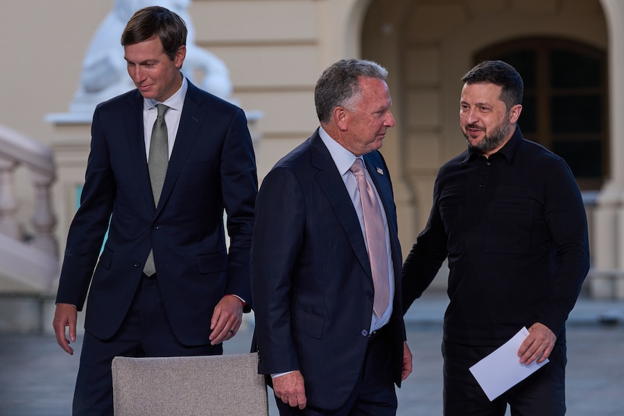 Il presidente ucraino Volodymyr Zelenskyy, a destra, e gli inviati del presidente degli Stati Uniti Donald Trump, Steve Witkoff, al centro, e Jared Kushner, arrivano per una conferenza stampa congiunta al termine del loro incontro a Kiev, in Ucraina. (APN)
