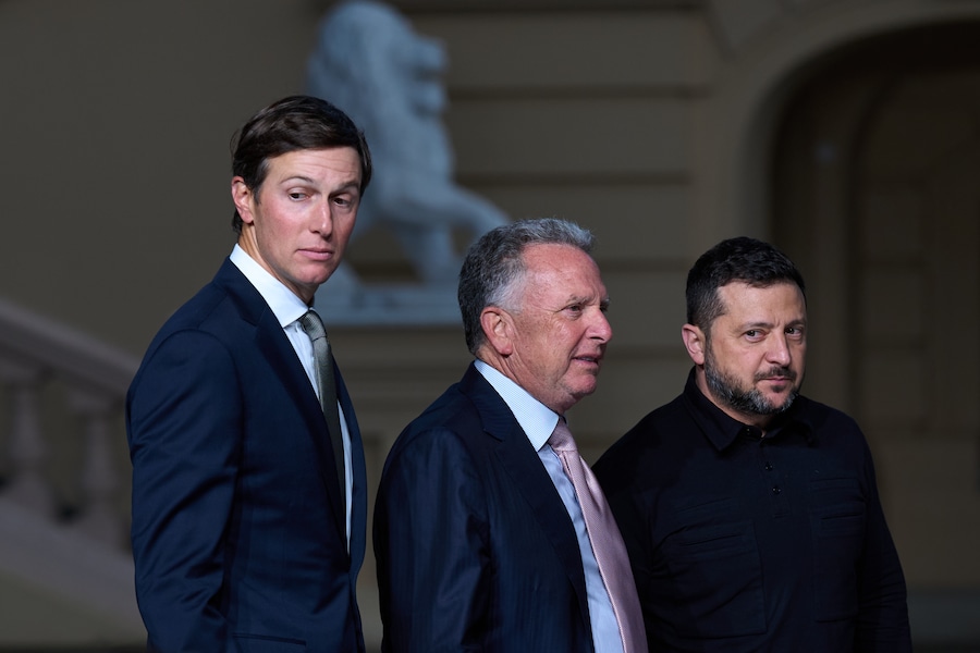 Il presidente ucraino Volodymyr Zelenskyy, a destra, parla con gli inviati del presidente degli Stati Uniti Donald Trump, Steve Witkoff, al centro, e Jared Kushner, al termine di una conferenza stampa congiunta tenuta dopo il loro incontro a Kiev, in Ucraina. (APN)
