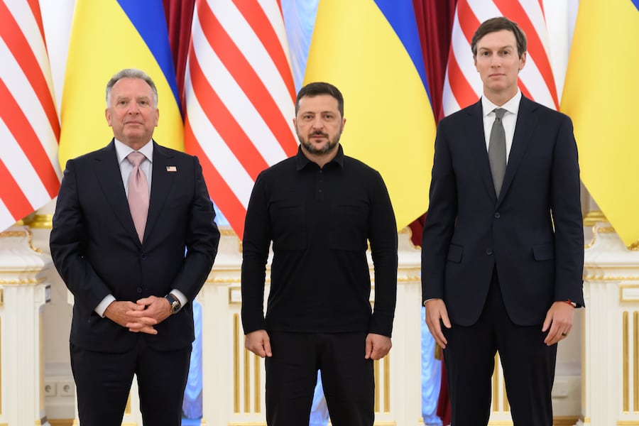 In questa foto fornita dall'Ufficio Stampa della Presidenza ucraina, il presidente dell'Ucraina Volodymyr Zelenskyy, al centro, e gli inviati del presidente degli Stati Uniti Donald Trump, Jared Kushner, a destra, e Steve Witkoff, posano per una foto a Kiev, in Ucraina. (APN)
