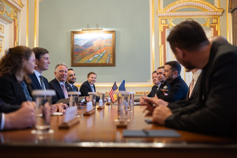 In questa foto fornita dall’Ufficio stampa della Presidenza ucraina, il presidente dell’Ucraina Volodymyr Zelenskyy, al centro a destra, e gli inviati del presidente degli Stati Uniti Donald Trump, Jared Kushner, secondo da sinistra, e Steve Witkoff, conversano a Kiev, in Ucraina. (APN)