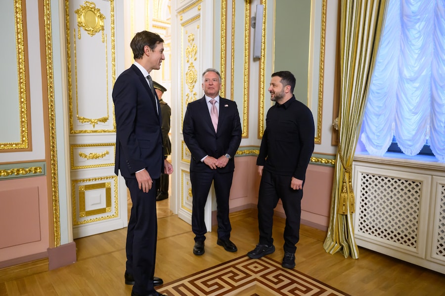 In questa foto fornita dall’Ufficio stampa presidenziale ucraino, il presidente ucraino Volodymyr Zelenskyy, a destra, e gli inviati del presidente degli Stati Uniti Donald Trump, Jared Kushner, a sinistra, e Steve Witkoff, conversano a Kiev, in Ucraina. (APN)