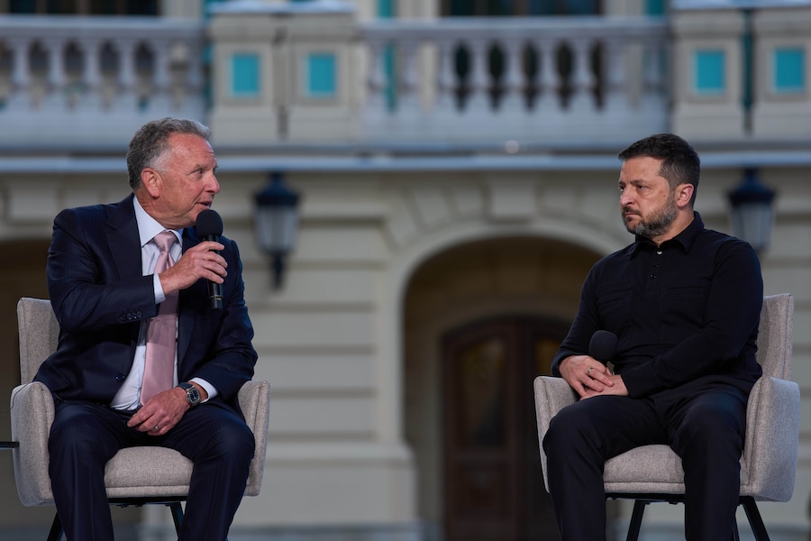 Il presidente ucraino Volodymyr Zelenskyy, a destra, ascolta Steve Witkoff, inviato del presidente degli Stati Uniti Donald Trump, durante una conferenza stampa congiunta al termine del loro incontro a Kiev, in Ucraina. (APN)