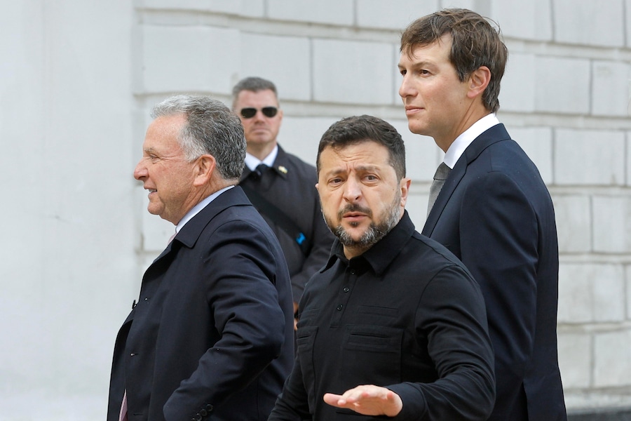 Il presidente ucraino Volodymyr Zelensky (al centro) parla con i media mentre cammina insieme agli inviati speciali statunitensi per la pace, Steve Witkoff (a sinistra) e Jared Kushner (a destra), prima del loro incontro, nei pressi della Cattedrale di Santa Sofia a Kiev. (EPA)