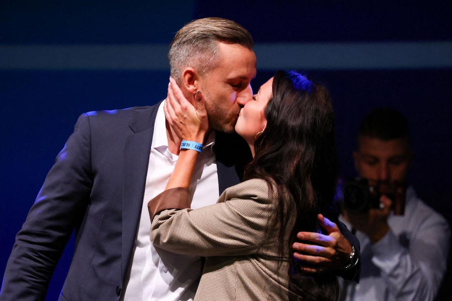 Il candidato di punta del partito di estrema destra Alternativa per la Germania (AfD), Ulrich Siegmund, bacia sua moglie Julia Siegmund mentre salgono sul palco alla festa elettorale dell’AfD, dopo la chiusura delle urne nelle elezioni regionali della Sassonia-Anhalt, a Magdeburgo, in Germania (REUTERS)