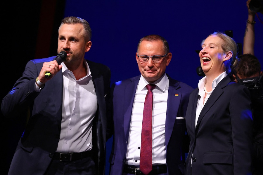 Il candidato di punta del partito di estrema destra Alternativa per la Germania (AfD), Ulrich Siegmund, interviene accanto ai co-leader del partito Tino Chrupalla e Alice Weidel alla festa elettorale dell’AfD (REUTERS)