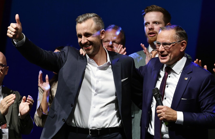 Il candidato di punta Ulrich Siegmund (a sinistra) e il copresidente del partito e del gruppo parlamentare Tino Chrupalla (EPA)