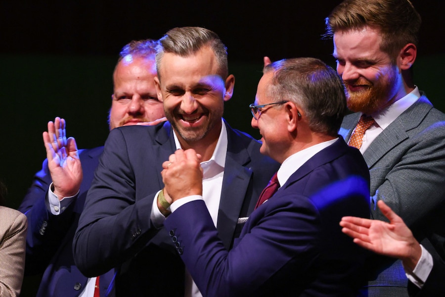 Il capolista del partito di estrema destra “Alternativa per la Germania” (AfD), Ulrich Siegmund, e il co-leader del partito Tino Chrupalla (REUTERS)