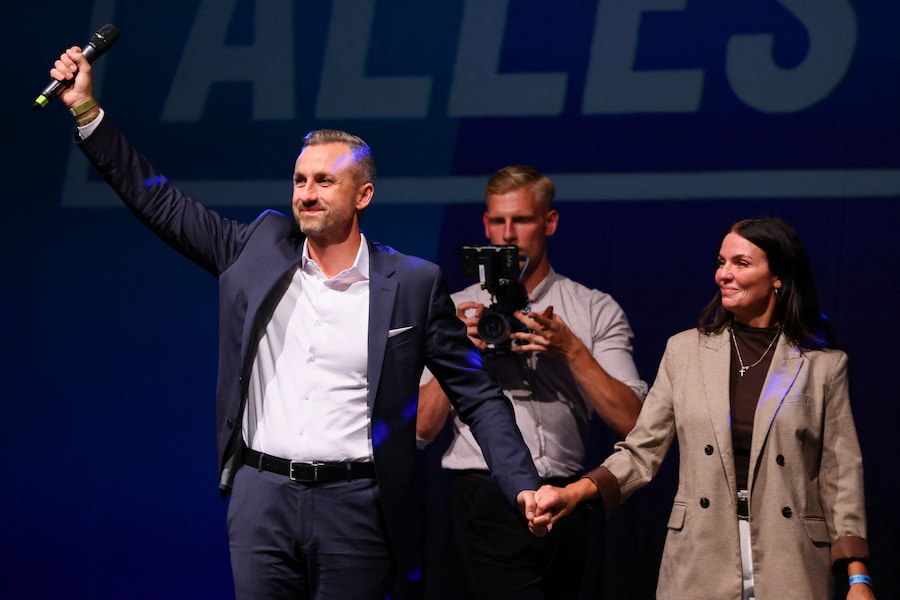 Il candidato di punta del partito di estrema destra “Alternativa per la Germania” (AfD), Ulrich Siegmund, saluta dal palco, affiancato dalla moglie Julia Siegmund (REUTERS)