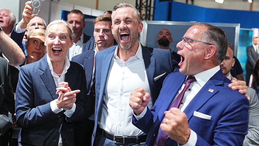Ulrich Siegmund, al centro, capolista e copresidente del gruppo parlamentare dell’AfD nel Land di Sassonia-Anhalt, festeggia con Alice Weidel, presidente federale e copresidente del gruppo parlamentare dell’AfD al Bundestag, e Tino Chrupalla, presidente federale e copresidente del gruppo parlamentare dell’AfD al Bundestag (APS)
