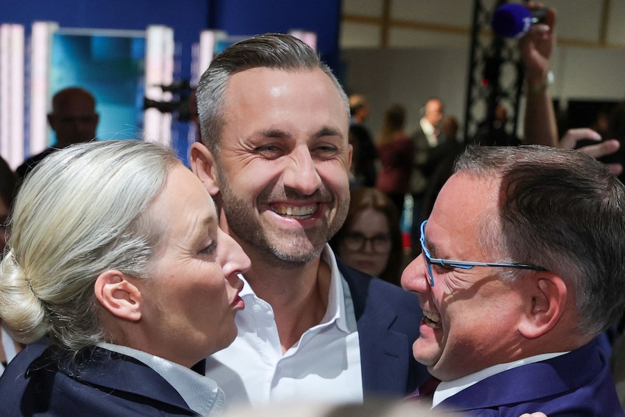 Il candidato di punta del partito di estrema destra Alternativa per la Germania (AfD), Ulrich Siegmund, insieme ai co-leader del partito Alice Weidel e Tino Chrupalla (REUTERS)
