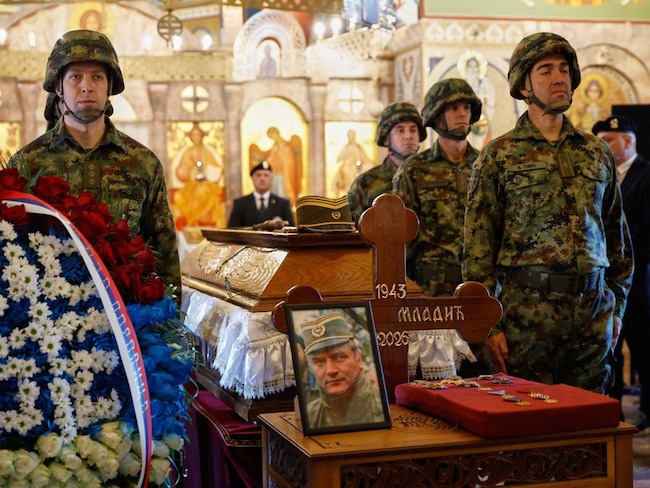 A Belgrado i funerali del criminale di guerra Mladic