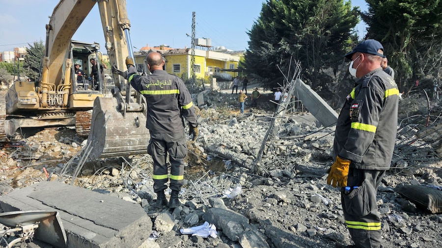 Il personale della protezione civile interviene sul luogo di un attacco israeliano a Kfar Rumman, in Libano. (REUTERS)