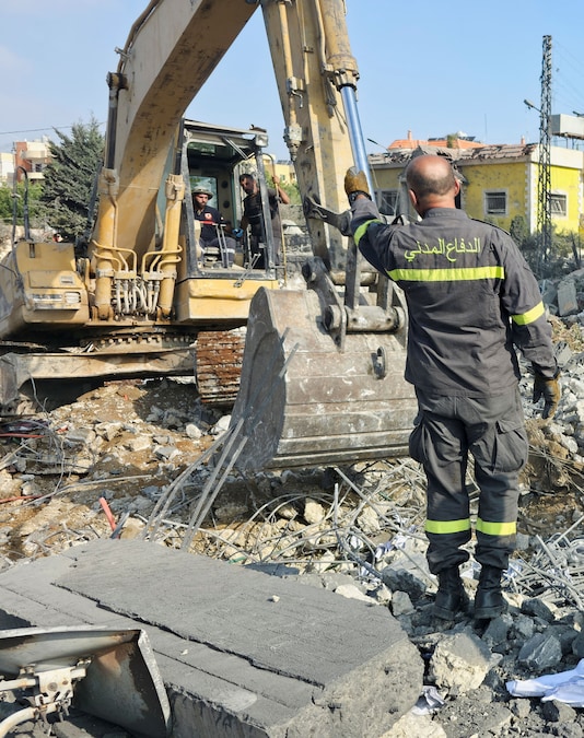 Il personale della protezione civile interviene sul luogo di un attacco israeliano a Kfar Rumman, in Libano. (REUTERS)