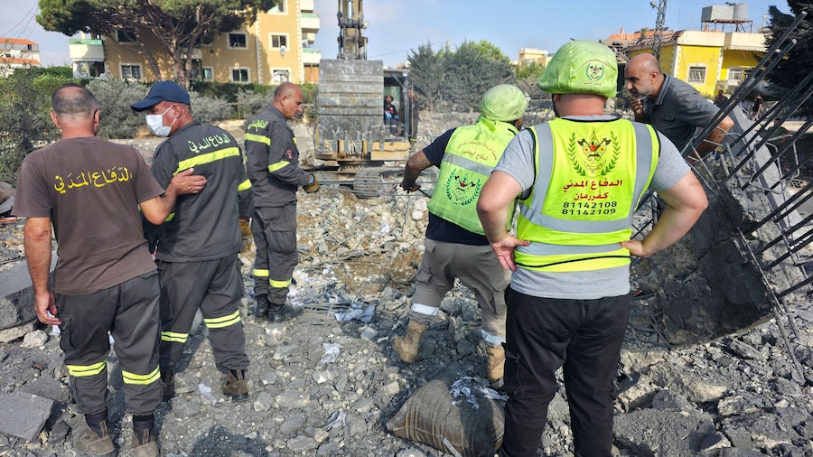 Il personale della protezione civile interviene sul luogo di un attacco israeliano a Kfar Rumman, in Libano. (REUTERS)