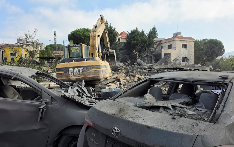 Macchinari pesanti all'opera sul luogo di un attacco israeliano a Kfar Rumman, in Libano. (REUTERS)