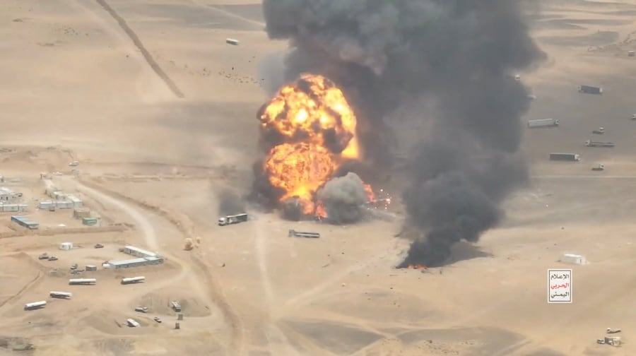 Il fumo si alza dai camion che, secondo gli Houthi, provenivano dal territorio saudita al valico di frontiera di Al-Wadiah e sono stati presi di mira dalle forze armate yemenite, nei pressi di Al-Wadiah, in Arabia Saudita. (via REUTERS)