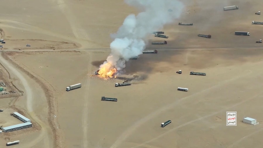 Il fumo si alza dai camion che, secondo gli Houthi, provenivano dal territorio saudita al valico di frontiera di Al-Wadiah e sono stati presi di mira dalle forze armate yemenite, nei pressi di Al-Wadiah, in Arabia Saudita. (via REUTERS)