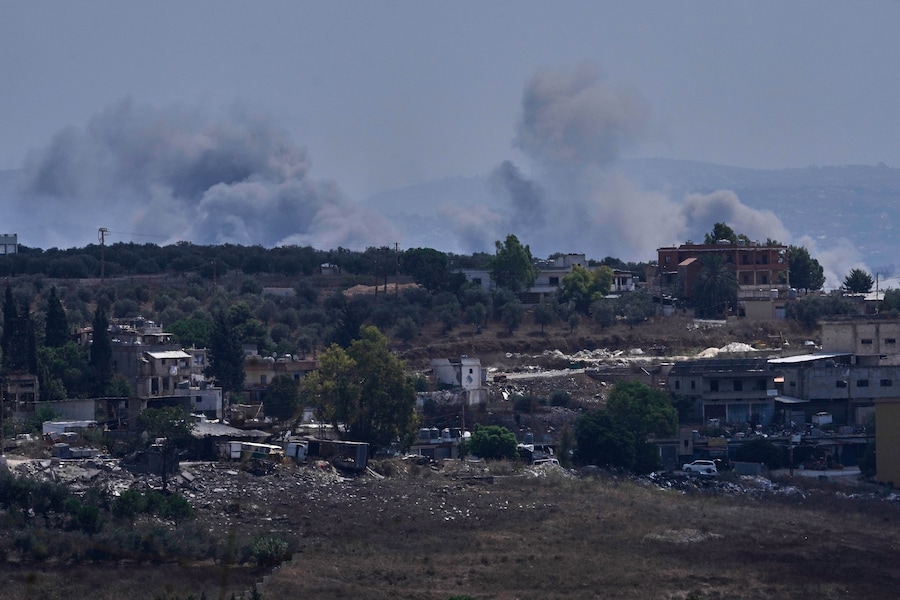 Il fumo si alza da un'esplosione provocata dalle forze israeliane nel villaggio di Kfar Tibnit, come si vede dalla città di Nabatiyeh, nel Libano meridionale. (APN)