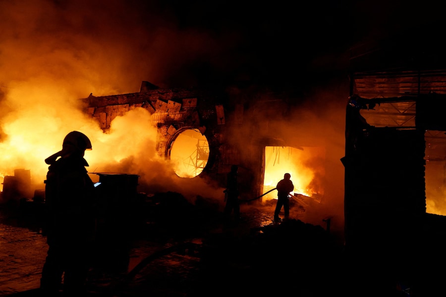I vigili del fuoco intervengono sul luogo di un'azienda privata colpita durante gli attacchi russi con missili e droni, nel contesto dell'offensiva russa contro l'Ucraina, a Kiev. (REUTERS)