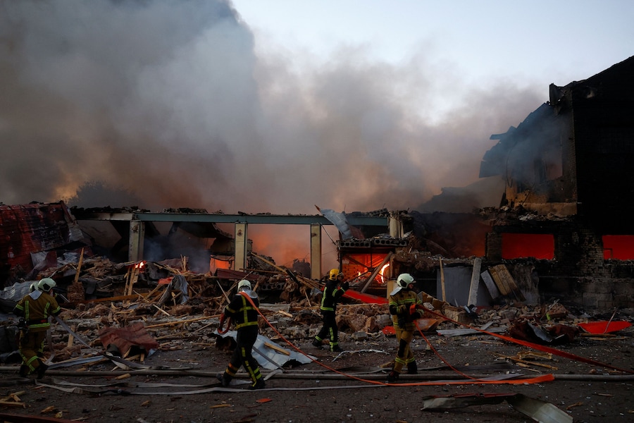 I vigili del fuoco intervengono sul luogo in cui un'azienda privata è stata colpita durante gli attacchi russi con missili e droni, nel contesto dell'offensiva russa contro l'Ucraina, a Kiev. (REUTERS)