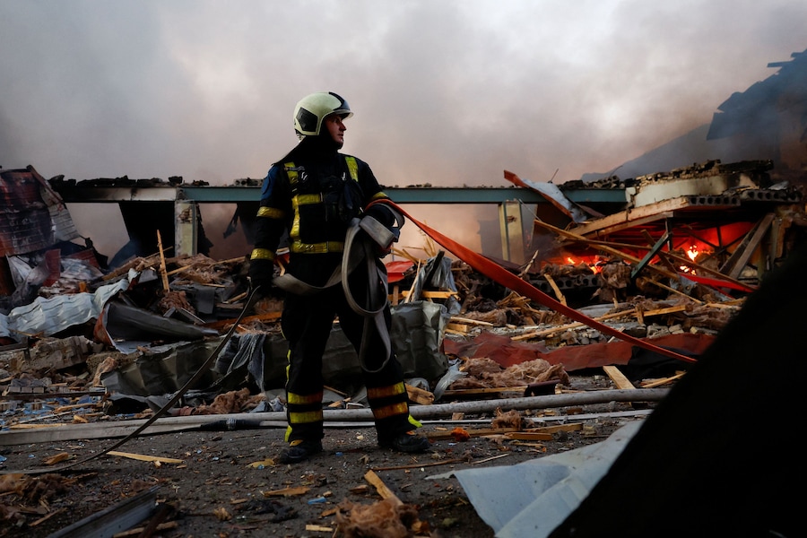 Un vigile del fuoco interviene sul luogo di un'azienda privata colpita durante gli attacchi russi con missili e droni, nel contesto dell'offensiva russa contro l'Ucraina, a Kiev. (REUTERS)