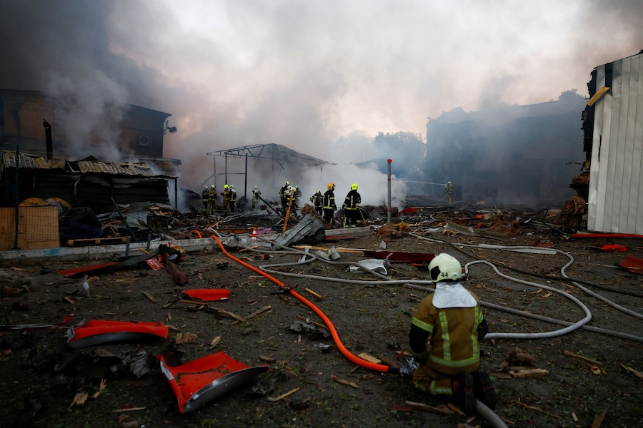 I vigili del fuoco intervengono sul luogo di un'azienda privata colpita durante gli attacchi russi con missili e droni, nel contesto dell'offensiva russa contro l'Ucraina, a Kiev. (REUTERS)