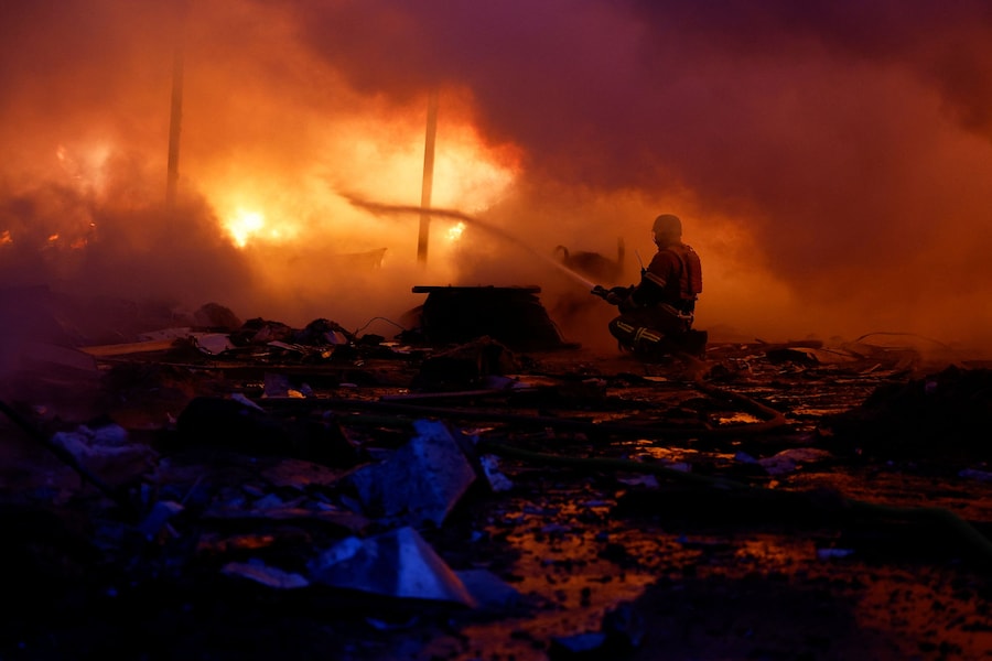Un vigile del fuoco interviene sul luogo di un'azienda privata colpita durante gli attacchi russi con missili e droni, nel contesto dell'offensiva russa contro l'Ucraina, a Kiev. (REUTERS)