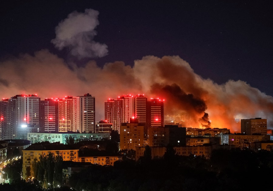 Il fumo si alza sulla città durante un attacco missilistico russo, nel contesto dell'offensiva russa contro l'Ucraina, a Kiev, Ucraina. (REUTERS)