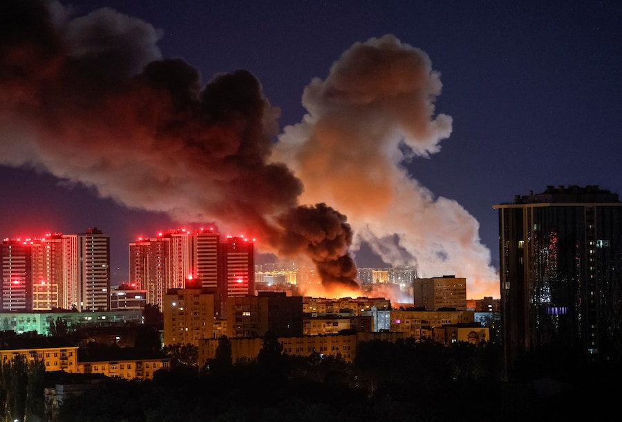 Il fumo si alza sulla città durante un attacco missilistico russo, nel quadro dell'offensiva russa contro l'Ucraina, a Kiev. (REUTERS)