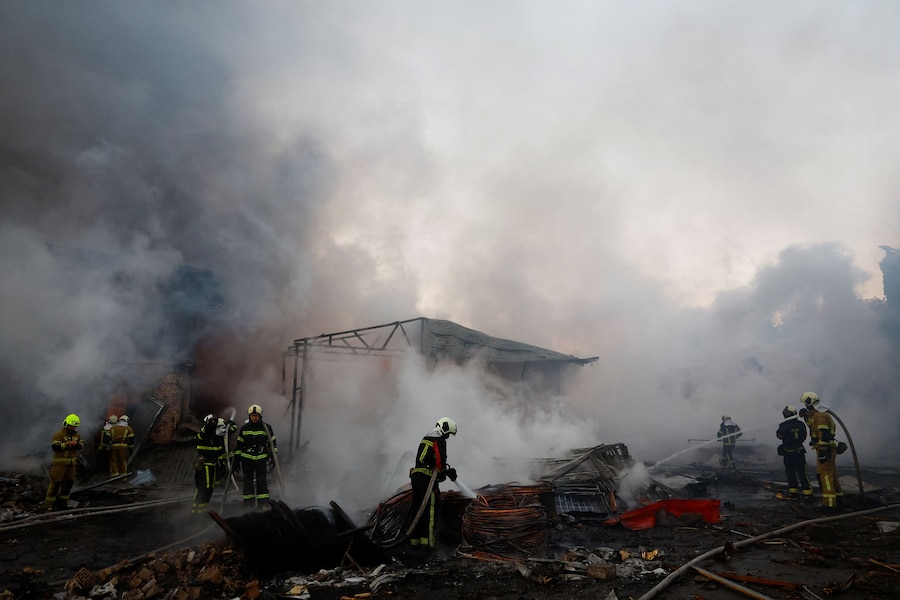 I vigili del fuoco intervengono sul luogo di un'azienda privata colpita dai missili e dai droni russi, nel contesto dell'attacco della Russia all'Ucraina, a Kiev. (REUTERS)