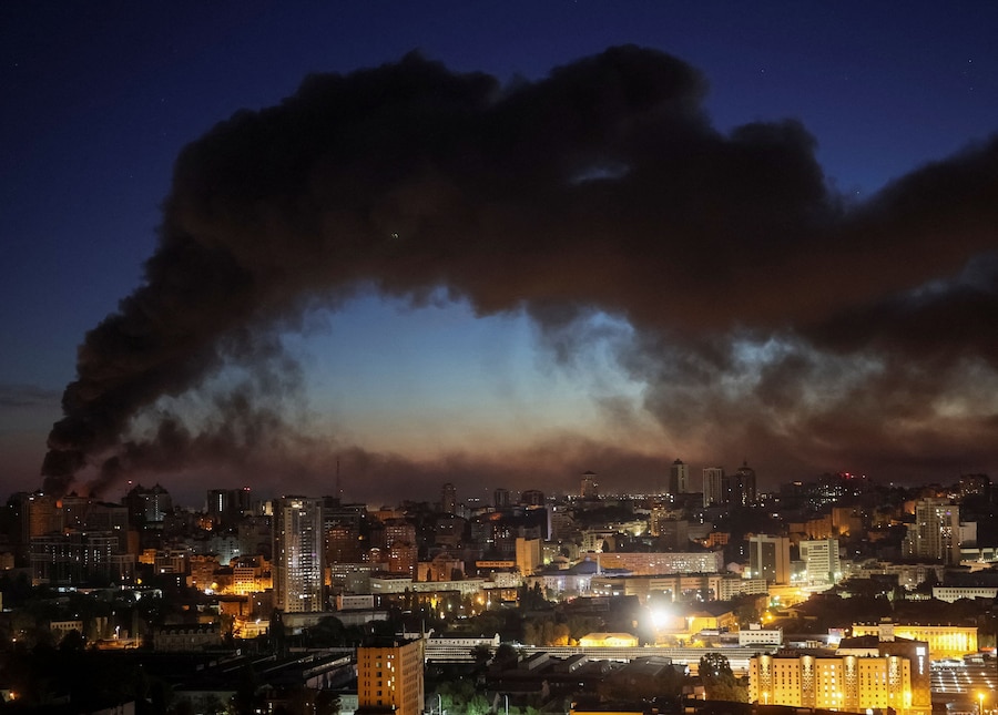 Il fumo si alza sulla città durante un attacco missilistico russo, nel contesto dell'offensiva russa contro l'Ucraina, a Kiev. (REUTERS)