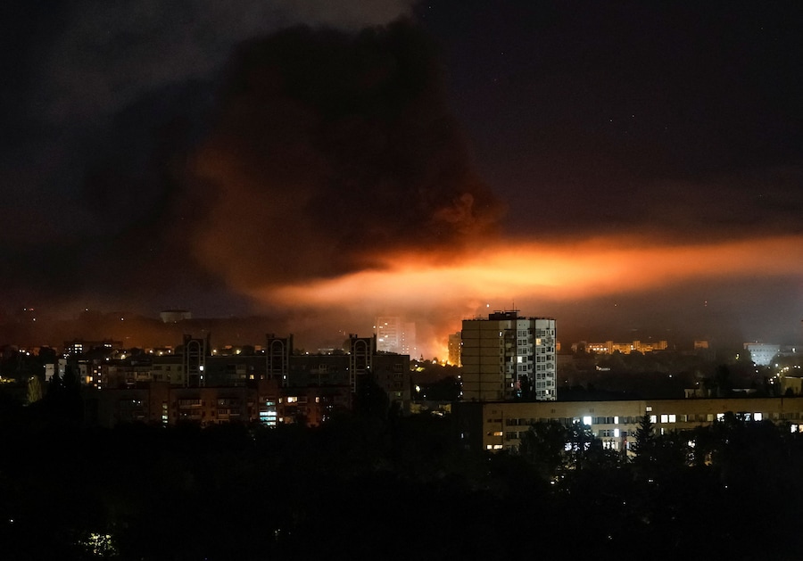 Il fumo si alza sulla città durante un attacco missilistico russo, nel quadro dell'offensiva russa contro l'Ucraina, a Kiev. (REUTERS)
