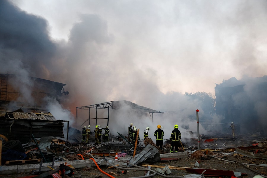 I vigili del fuoco intervengono sul luogo di un'azienda privata colpita durante gli attacchi russi con missili e droni, nel contesto dell'offensiva russa contro l'Ucraina, a Kiev. (REUTERS)