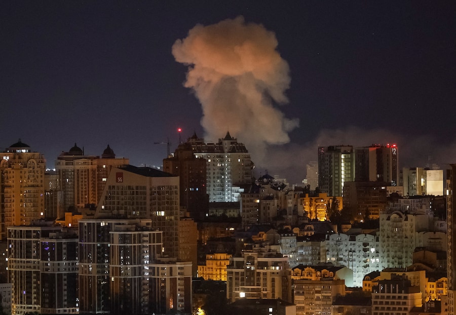 Il fumo si alza sulla città durante un attacco missilistico russo, nel contesto dell’offensiva russa contro l’Ucraina, a Kiev. (REUTERS)