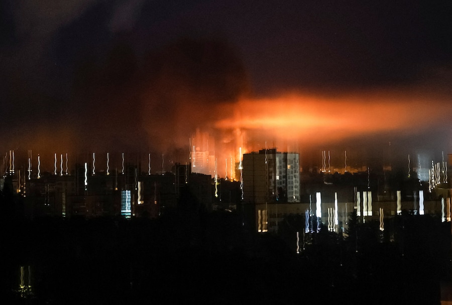Il fumo si alza sulla città durante un attacco missilistico russo, nel contesto dell'offensiva russa contro l'Ucraina, a Kiev. (REUTERS)