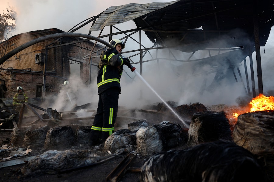 Un vigile del fuoco interviene sul luogo di un'azienda privata colpita durante gli attacchi missilistici e con droni russi, nel contesto dell'offensiva russa contro l'Ucraina, a Kiev. (REUTERS)