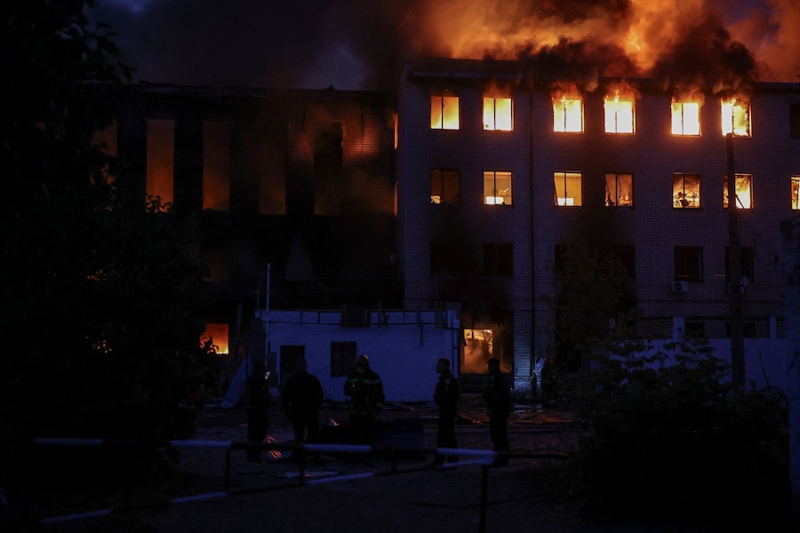 I vigili del fuoco e gli agenti di polizia sono al lavoro sul luogo di un edificio non residenziale colpito durante un attacco russo con missili e droni, nel contesto dell’offensiva russa contro l’Ucraina, a Kiev. (REUTERS)