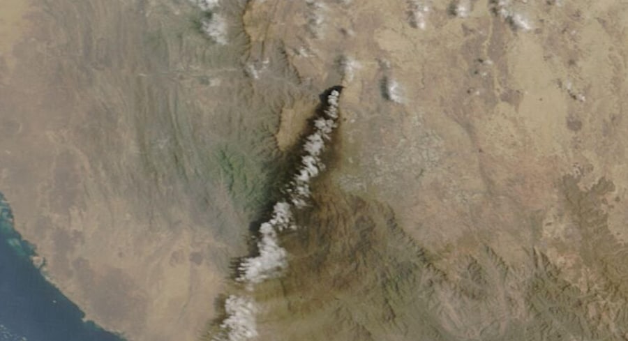 Un'immagine satellitare mostra il fumo che si alza dal centro di distribuzione della Saudi Aramco, in seguito a quelli che la coalizione guidata dall'Arabia Saudita nello Yemen ha definito attacchi da parte degli Houthi yemeniti, alleati dell'Iran, ad Abha Bulk, in Arabia Saudita, in questa immagine fornita da Reuters l'8 settembre. (via REUTERS)