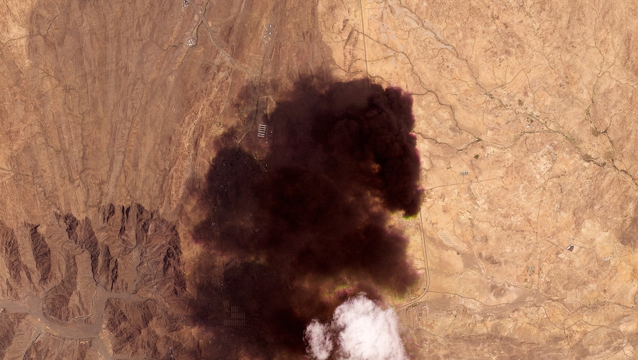 Un'immagine satellitare mostra il fumo che si alza dal deposito petrolifero della Saudi Aramco, a seguito di quelli che la coalizione guidata dall'Arabia Saudita nello Yemen ha definito attacchi da parte degli Houthi yemeniti, alleati dell'Iran, ad Abha Bulk, in Arabia Saudita, in questa immagine fornita da Reuters l'8 settembre 2026. (via REUTERS)