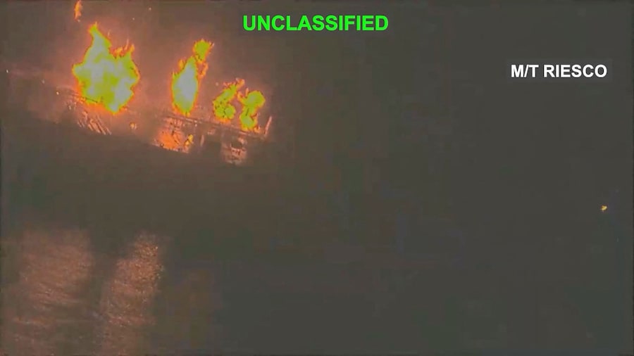 Una petroliera iraniana identificata come M/T Riesco è in fiamme dopo essere stata colpita; secondo il Comando Centrale degli Stati Uniti, la nave sarebbe stata presa di mira in seguito ai tentativi di attacco missilistico iraniani contro una nave da guerra della Marina statunitense avvenuti negli ultimi due giorni, in una località sconosciuta, come mostra questa immagine tratta da un video diffuso l'8 settembre 2026. (via REUTERS)