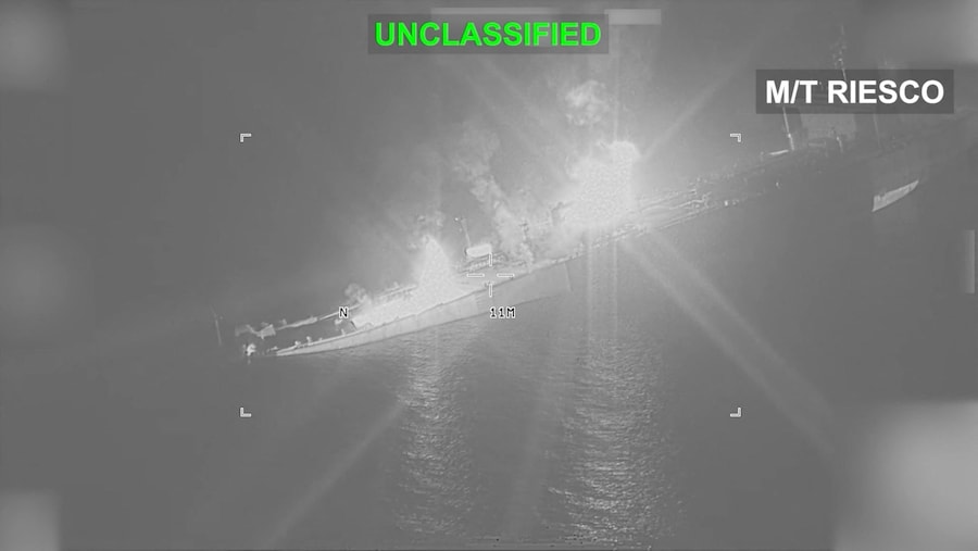 Una petroliera iraniana identificata come M/T Riesco brucia mentre affonda dopo essere stata colpita; secondo il dopo i tentativi di attacchi missilistici iraniani contro una nave da guerra della Marina degli Stati Uniti avvenuti negli ultimi due giorni, in una zona indicata come il Golfo di Oman, in questa immagine tratta da un video diffuso l’8 settembre 2026. (via REUTERS)