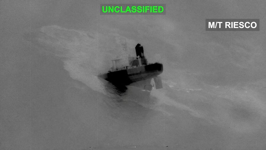 Una petroliera iraniana identificata come M/T Riesco affonda dopo essere stata colpita; secondo il dopo i tentativi di attacco missilistico iraniani contro una nave da guerra della Marina degli Stati Uniti avvenuti negli ultimi due giorni, in una zona indicata come il Golfo di Oman, in questa immagine tratta da un video diffuso l'8 settembre 2026. (via REUTERS)