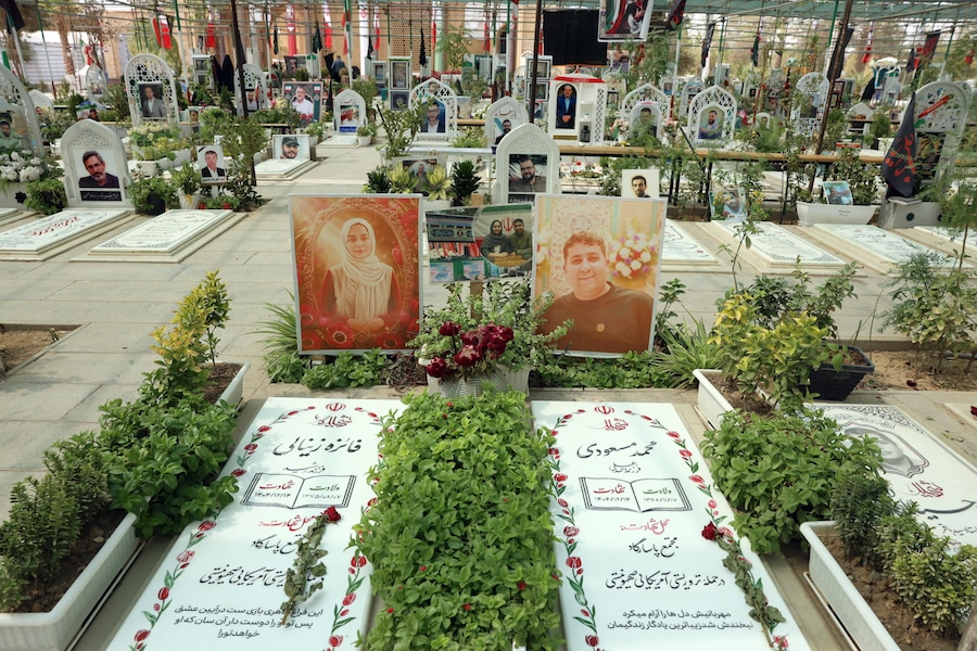 Una veduta delle tombe dei civili uccisi nella guerra iniziata con gli attacchi statunitensi e israeliani contro l’Iran, al cimitero di Behesht-e Zahra, nella zona sud di Teheran, in Iran. (EPA)