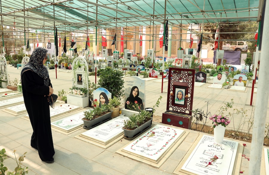 Una donna iraniana visita il cimitero di Behesht-e Zahra, nel sud di Teheran, in Iran. (EPA)