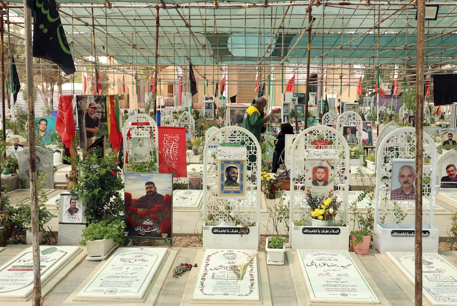 Una veduta delle tombe nel cimitero di Behesht-e Zahra dei civili uccisi durante la guerra tra Stati Uniti, Israele e Iran, a sud di Teheran, in Iran. (EPA)