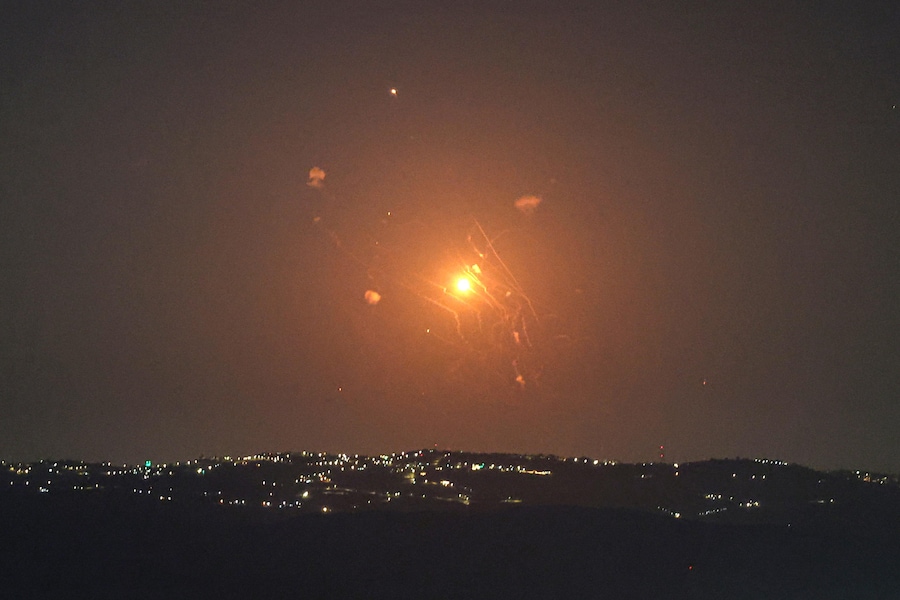 Secondo quanto riferito, le difese aeree giordane avrebbero intercettato dei missili lanciati dall’Iran, come si vede dal versante israeliano della Valle del Giordano. (EPA)