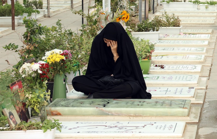 Una donna iraniana visita il cimitero di Behesht-e Zahra, nella zona sud di Teheran, in Iran, l’8 settembre 2026, e prega sulle tombe dei propri cari uccisi durante la guerra tra Stati Uniti, Israele e Iran. (EPA)