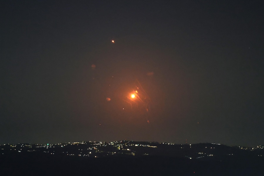 Secondo quanto riferito, le difese aeree giordane avrebbero intercettato missili lanciati dall’Iran, come si vede dal versante israeliano della Valle del Giordano. (EPA)